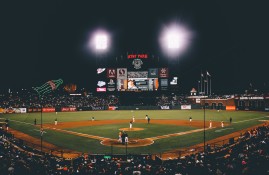 电竞博彩平台推荐-爱德华兹复出首秀出彩，利物浦主场鏖战曼联，豪取13连胜